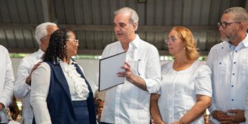 Presidente Abinader entrega 2,200 títulos en Villa Altagracia, en beneficio de 10,000 personas, y afirma que los dominicanos con décadas viviendo en terrenos del Estado deben recibir sus documentos