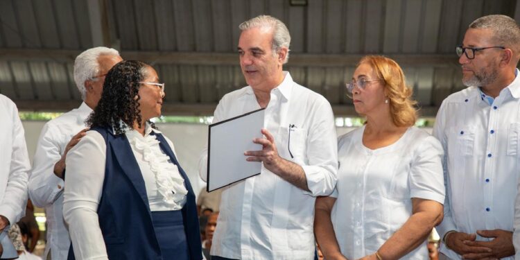 Presidente Abinader entrega 2,200 títulos en Villa Altagracia, en beneficio de 10,000 personas, y afirma que los dominicanos con décadas viviendo en terrenos del Estado deben recibir sus documentos