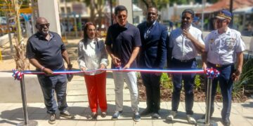 David Collado entrega 3 parques y una iglesia remozada en Boca Chica.