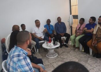 Diputado Ramón Raposo y activistas sociales conforman mesa de trabajo comunitario para buscar soluciones a problemáticas de Villa Nueva, en Villa Mella