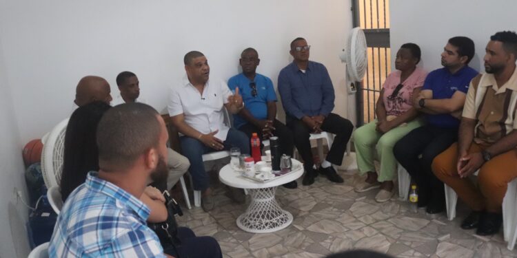 Diputado Ramón Raposo y activistas sociales conforman mesa de trabajo comunitario para buscar soluciones a problemáticas de Villa Nueva, en Villa Mella