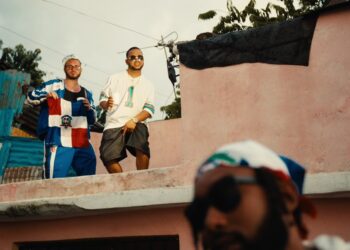 El sencillo, producido por Ray Ali, une el dembow en inglés de Jiggz con las letras en español de El Bondy el Pequeño