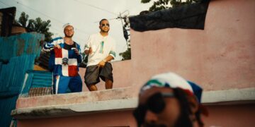 El sencillo, producido por Ray Ali, une el dembow en inglés de Jiggz con las letras en español de El Bondy el Pequeño