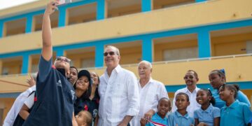 Presidente Abinader entrega Escuela Básica Maestra Altagracia Hernández y simultáneamente la Escuela Primaria Profesor César Agustín González Batey Soco y Boca de Cumayasa