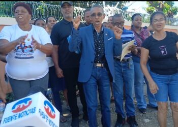 Comunitarios y profesores protestan en la Parcela San Miguel, de Los Alcarrizos, demandan construcción de puente peatonal