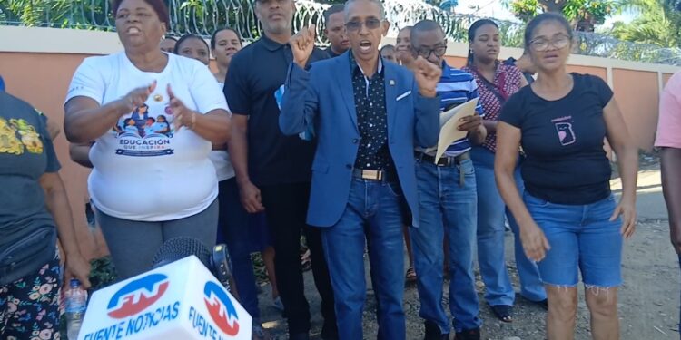 Comunitarios y profesores protestan en la Parcela San Miguel, de Los Alcarrizos, demandan construcción de puente peatonal