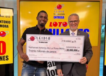 LEIDSA entrega RD$30 millones a taxista que cumplirá el sueño de construirle una casa a su madre