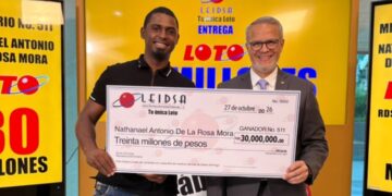 LEIDSA entrega RD$30 millones a taxista que cumplirá el sueño de construirle una casa a su madre